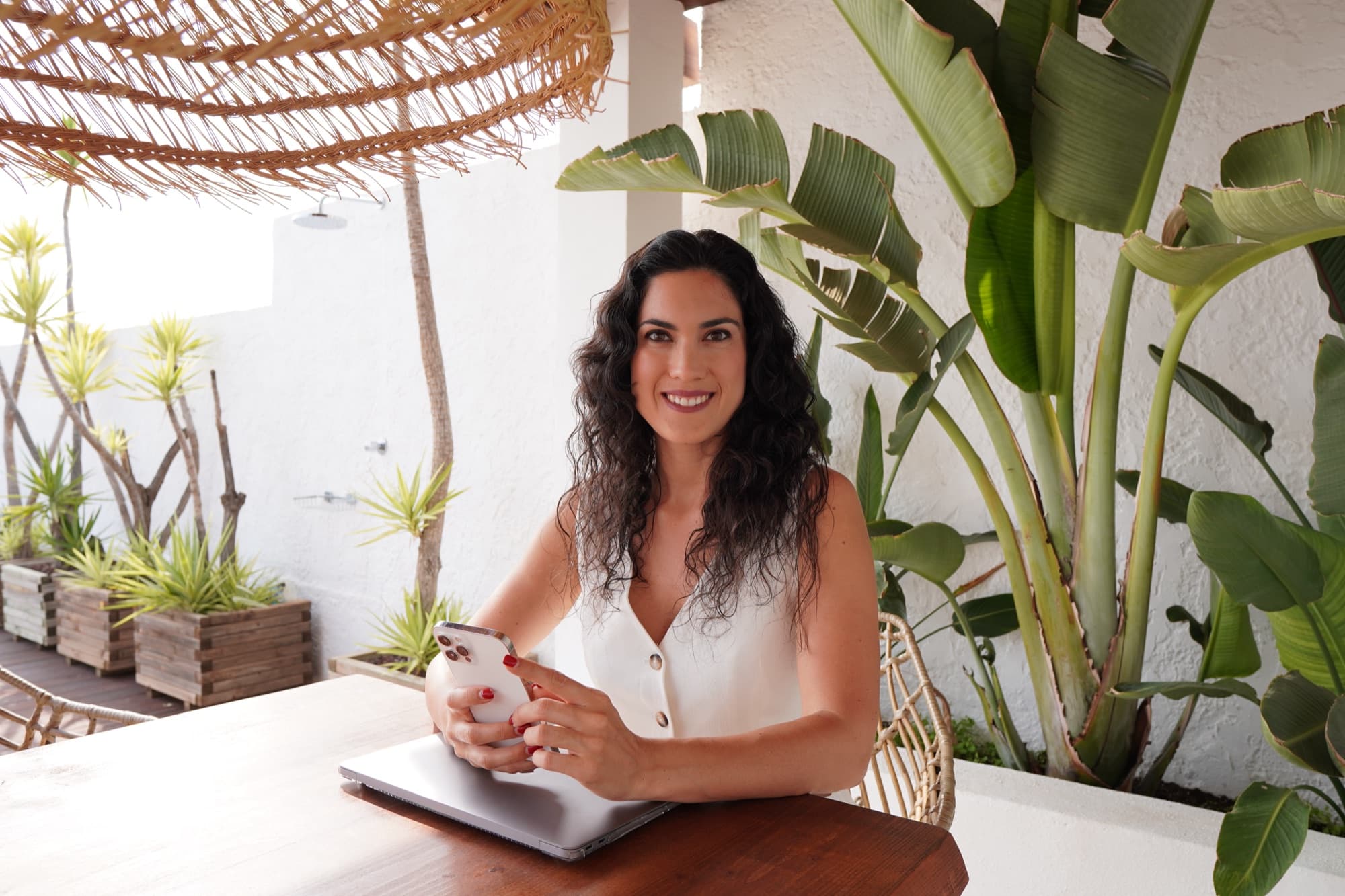 Olga Paredes relajada en una terraza